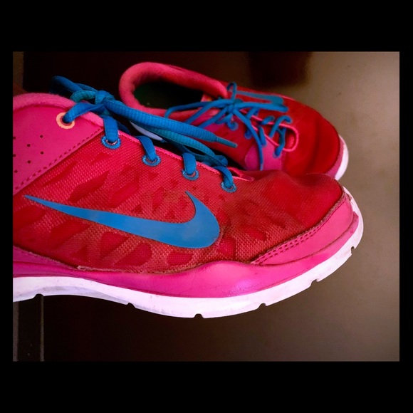 hot pink nike sneakers womens